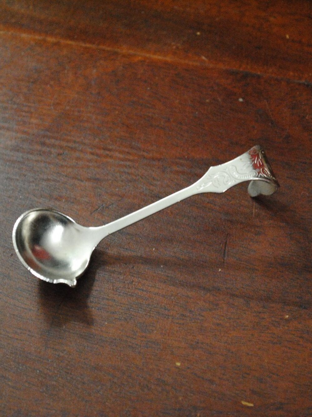 Short Ladle with Engraved Curved Handle Metal Wax Melting Spoon with Pour Spout